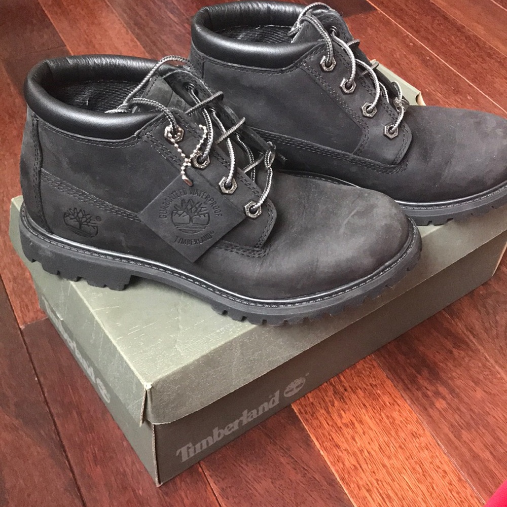 Black short Timberland boots